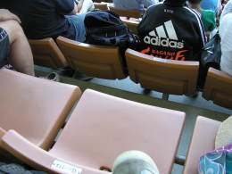 松本広域公園総合球技場アルウィンの座席