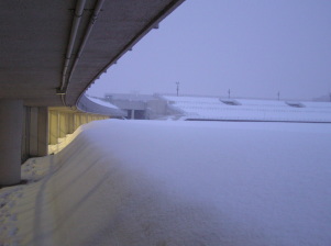 雪に埋まってい丸札幌厚別競技場