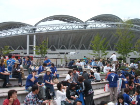 新潟スタジアム・周辺の広場、お弁当を広げる親子がたくさん
