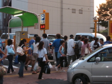 新横浜駅から日産スタジアムに向かう途中の駐車場
