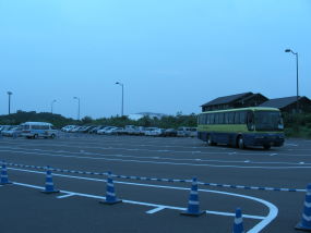 九州石油ドームが遥か遠くに見える駐車場