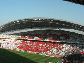 ２００７年浦和ホーム最終戦対鹿  埼玉スタジアム２００２に浮かび上がった巨大王冠