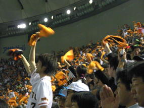 東京ドーム２階席 応援する巨人ファンたち