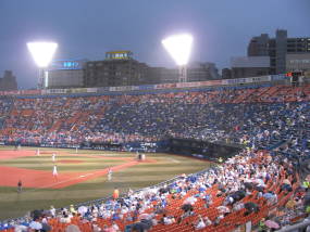照明に照らされる横浜スタジアム