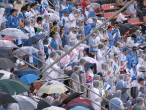 雨の降り注ぐ横浜スタジアムの座席