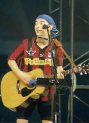 2001.9.9 横浜国際総合競技場で歌うこうじ