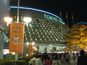 2009.11.2 日本シリーズ巨人対西武　ライトアップされた東京ドーム